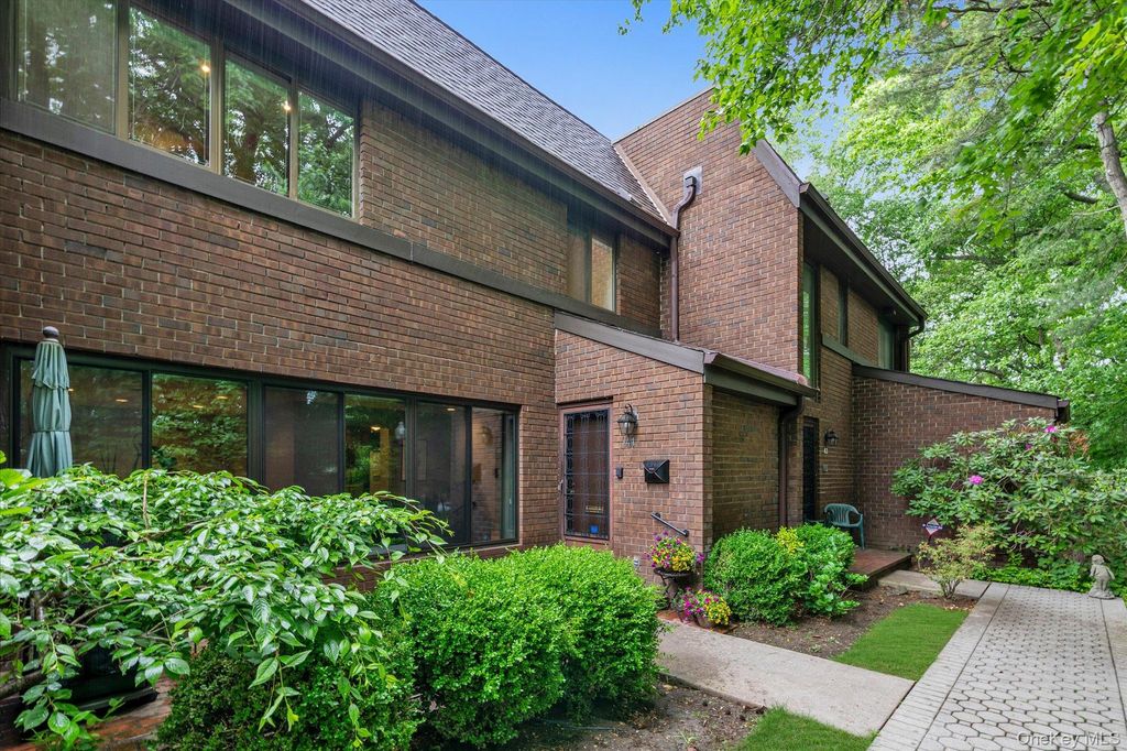 Photo of 41 Spring Hollow, Roslyn, NY 11576 (MLS # 989748)