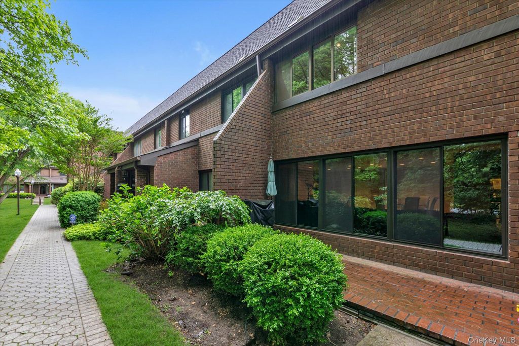 Photo of 41 Spring Hollow, Roslyn, NY 11576 (MLS # 989748)