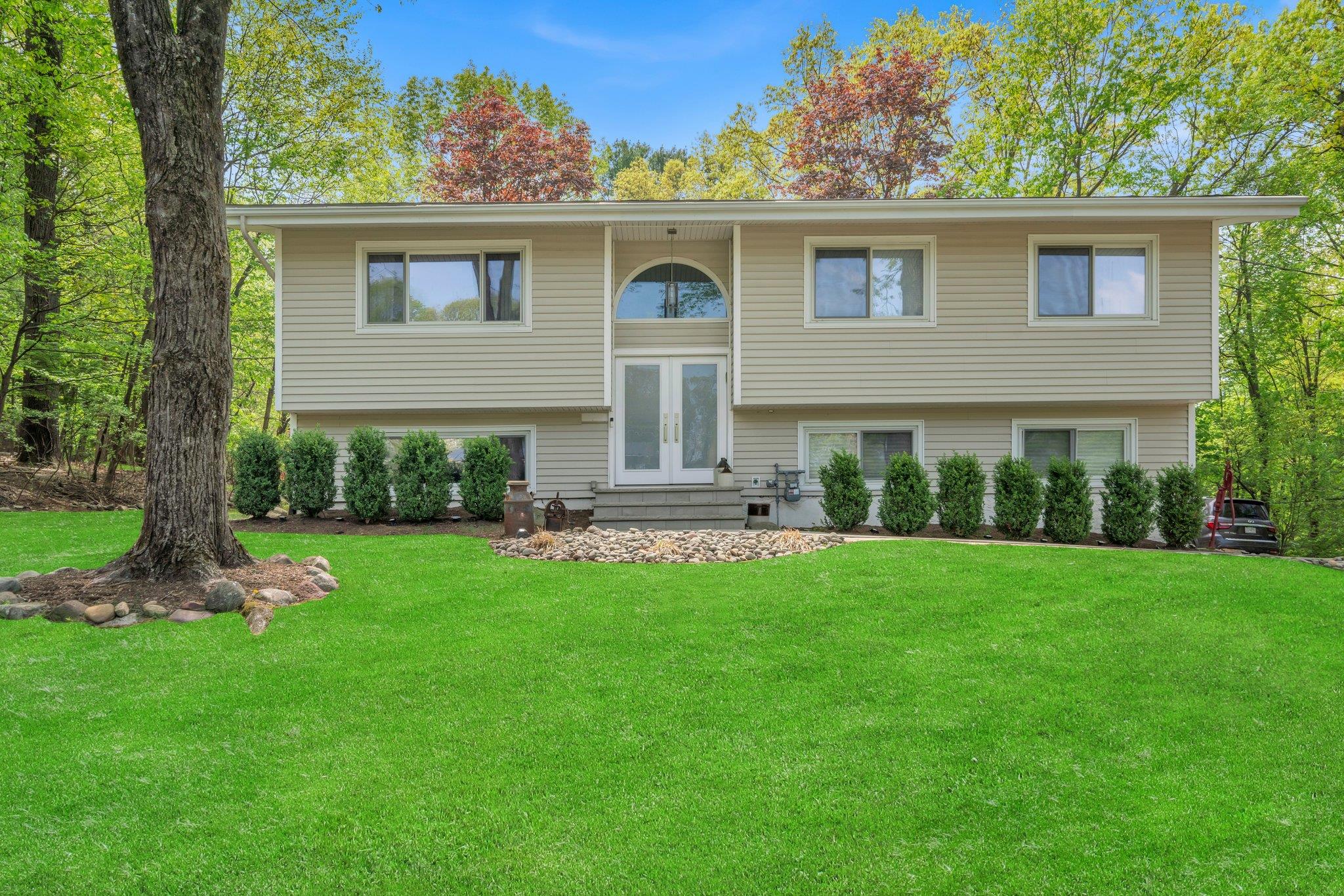 21 Dorchester Drive, Airmont, New York image 1