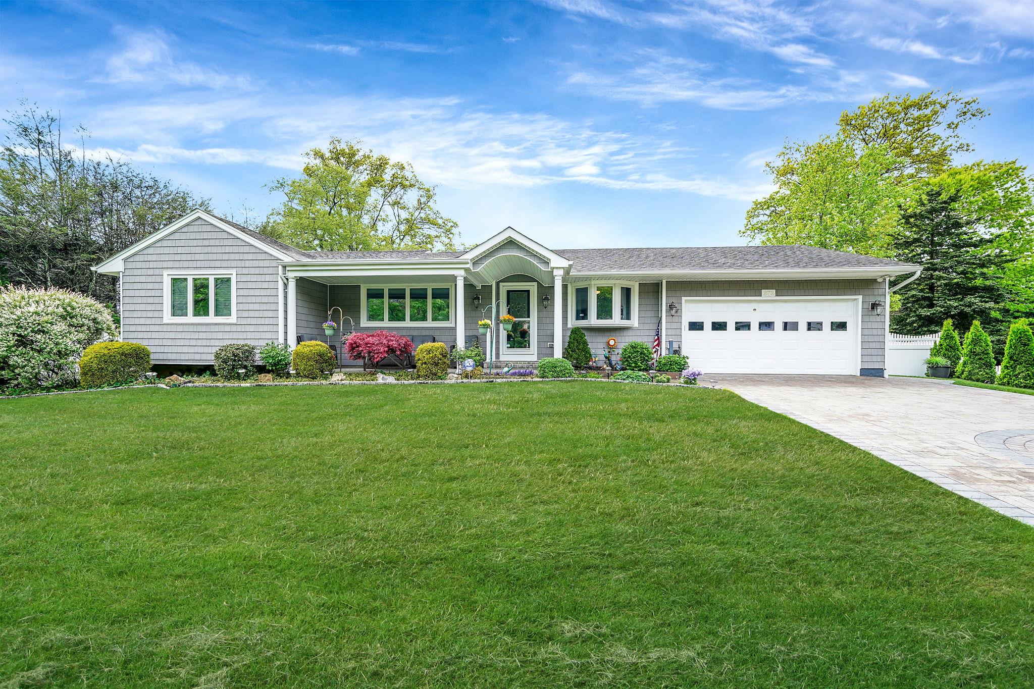 272 Bow Drive, Hauppauge, New York image 1