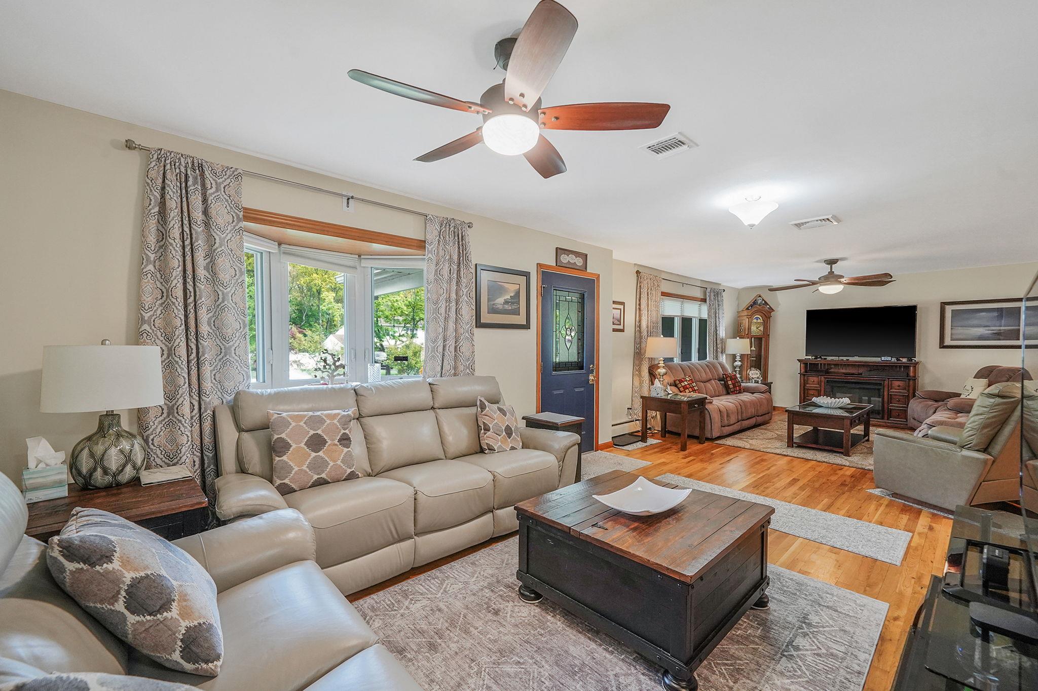 272 Bow Drive, Hauppauge, New York image 15