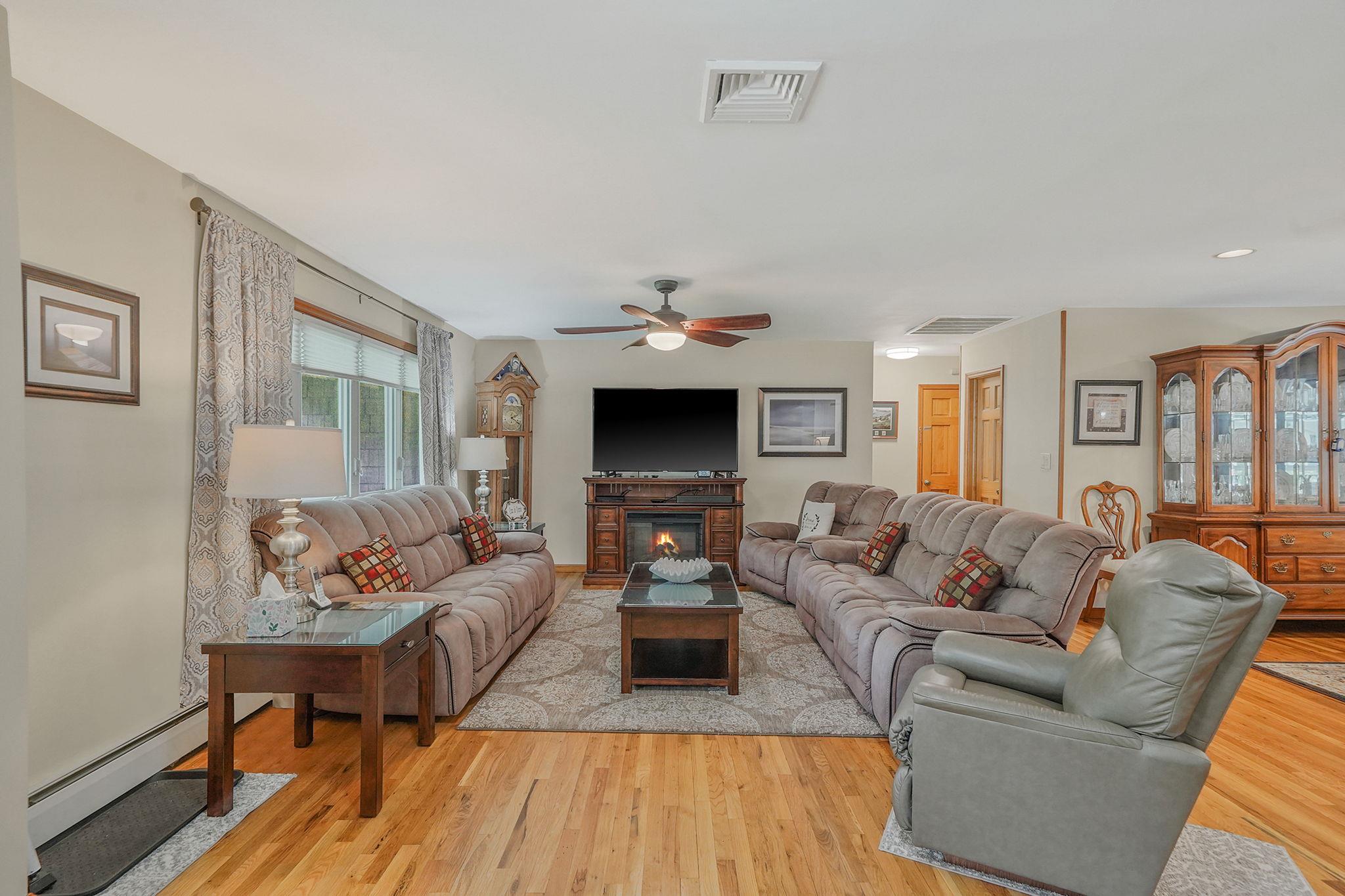 272 Bow Drive, Hauppauge, New York image 16