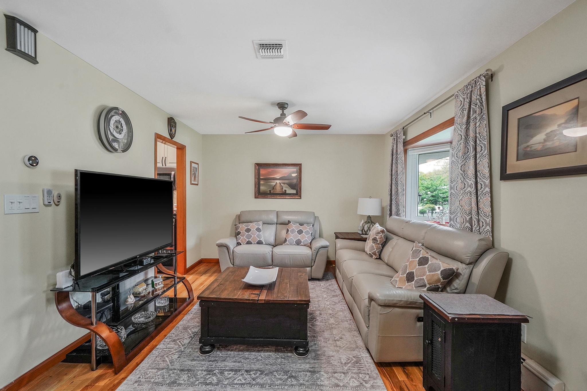 272 Bow Drive, Hauppauge, New York image 13