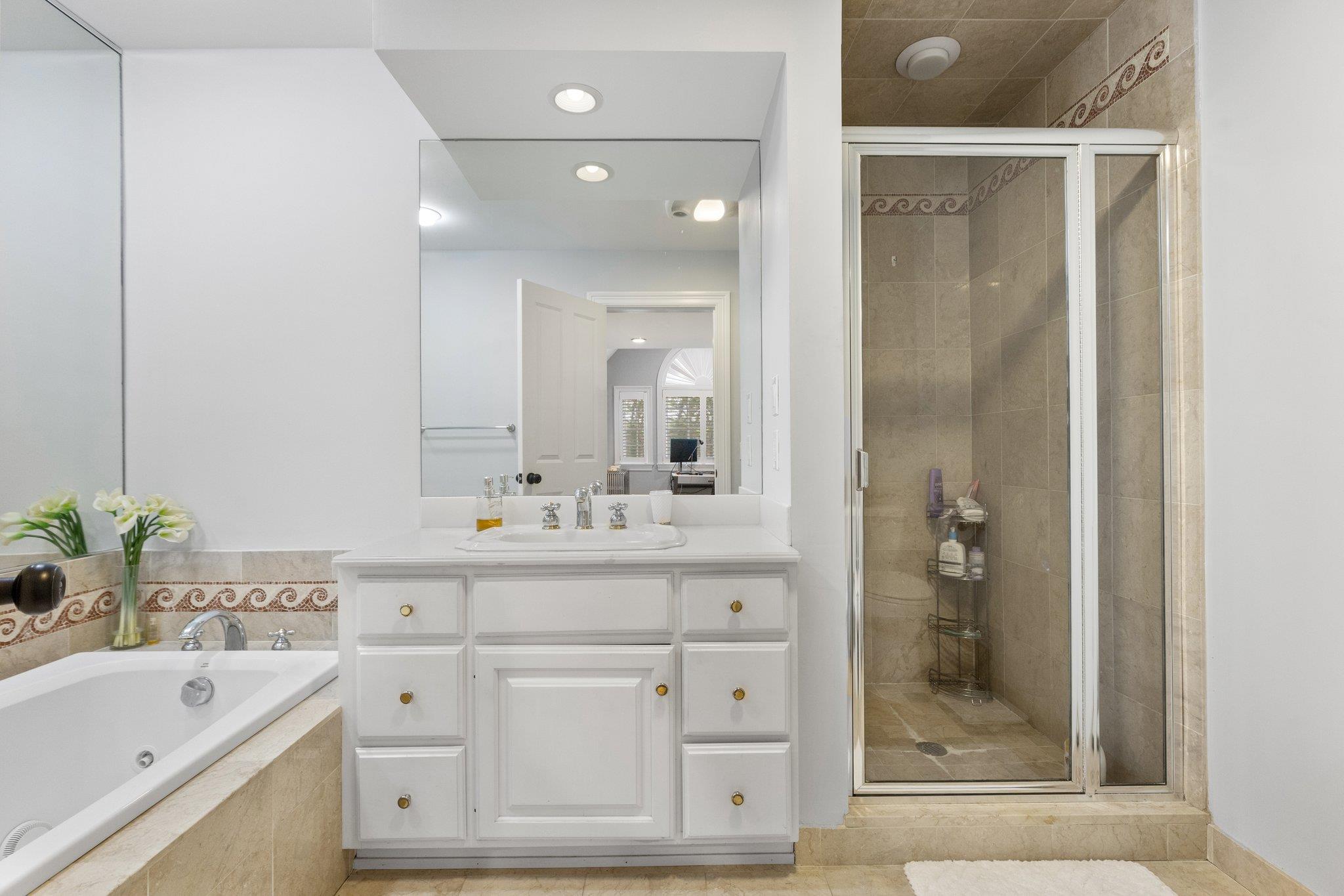 Greenwich, Connecticut 06830, United States, 3 Bedrooms Bedrooms, ,4 BathroomsBathrooms,Residential,Active,252299