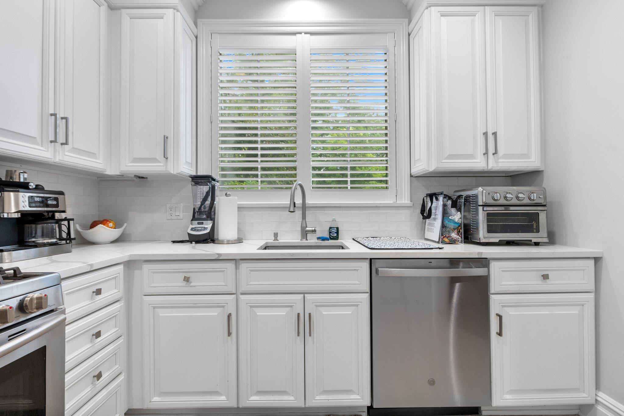 Greenwich, Connecticut 06830, United States, 3 Bedrooms Bedrooms, ,4 BathroomsBathrooms,Residential,Active,252299