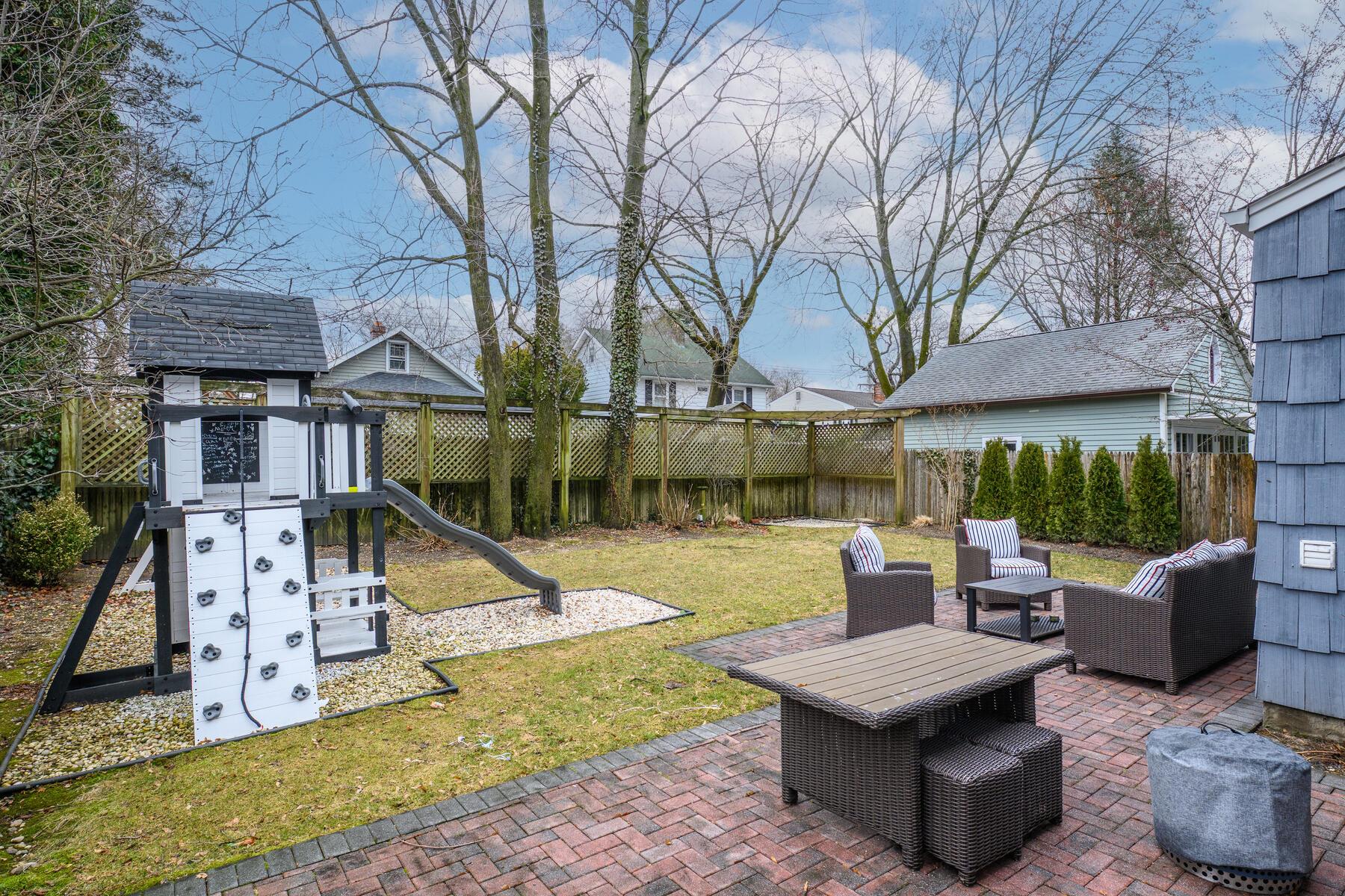 16 Clifford Place, East Norwich, New York image 27