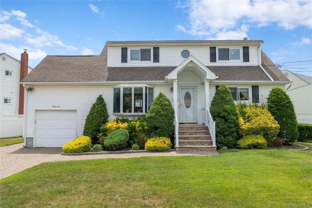 Photo of 22 Marilyn Court, West Babylon, NY 11704 (MLS # 1022716)