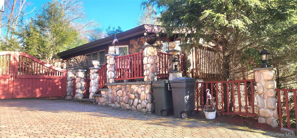 Photo of 12 Donenfeld Drive, Kauneonga Lake, NY 12749 (MLS # 983533)