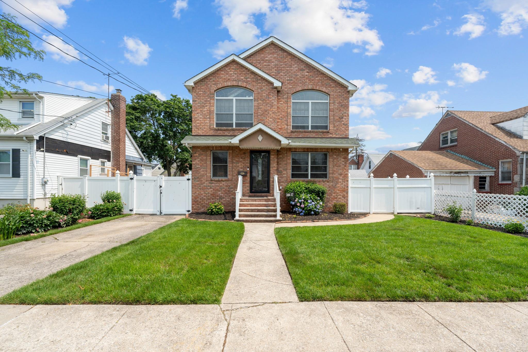 Property for Sale at 136th Avenue, Rosedale, Queens, NY - Bedrooms: 3 
Bathrooms: 3 
Rooms: 7  - $929,000