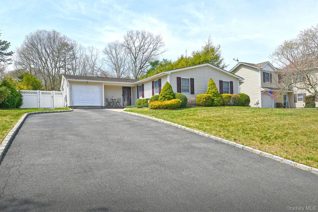 Photo of 186 11th Avenue, Holtsville, NY 11742 (MLS # 986750)