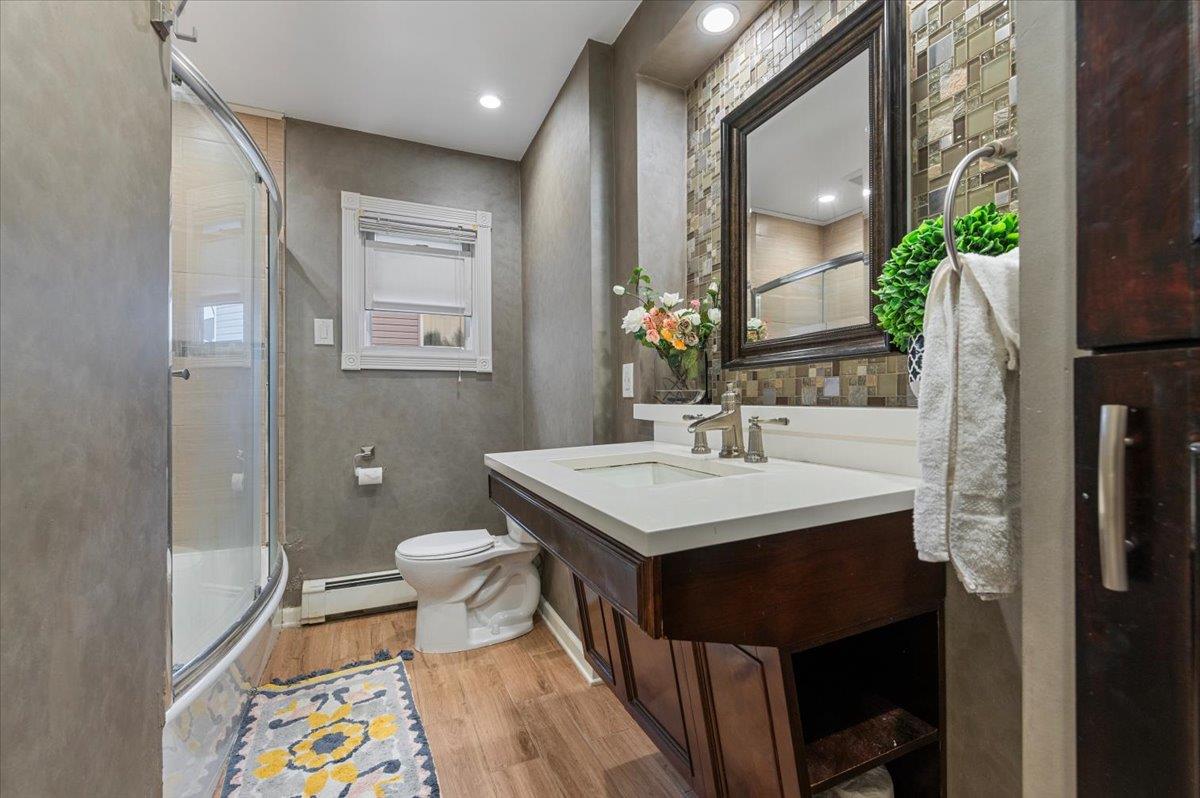 Lindenhurst, New York 11757, United States, 3 Bedrooms Bedrooms, ,2 BathroomsBathrooms,Residential,Active,182463