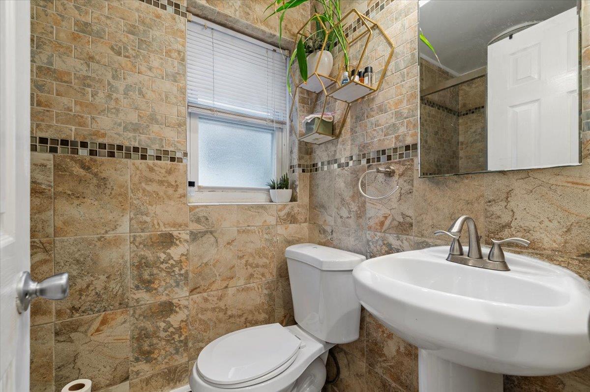 Lindenhurst, New York 11757, United States, 3 Bedrooms Bedrooms, ,2 BathroomsBathrooms,Residential,Active,182463