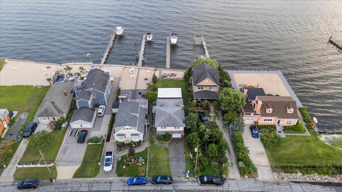 Lindenhurst, New York 11757, United States, 3 Bedrooms Bedrooms, ,2 BathroomsBathrooms,Residential,Active,182463