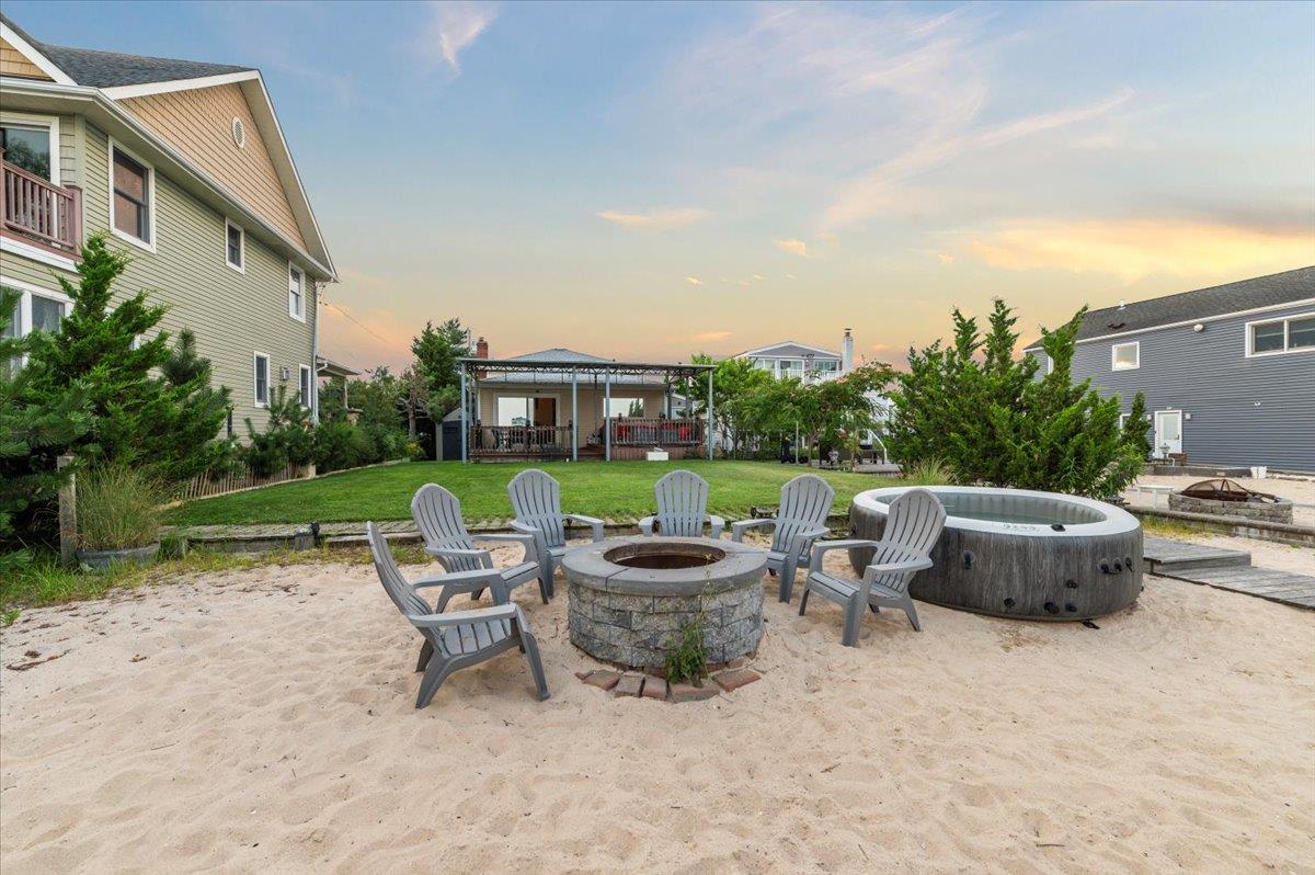 Lindenhurst, New York 11757, United States, 3 Bedrooms Bedrooms, ,2 BathroomsBathrooms,Residential,Active,182463