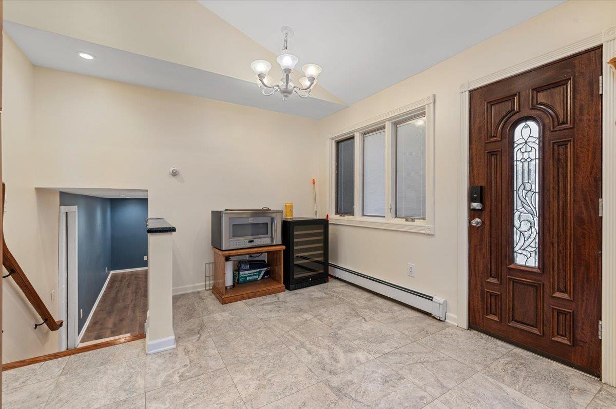 Lindenhurst, New York 11757, United States, 3 Bedrooms Bedrooms, ,2 BathroomsBathrooms,Residential,Active,182463