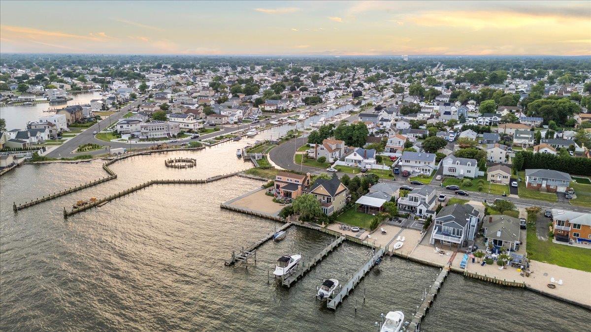 Lindenhurst, New York 11757, United States, 3 Bedrooms Bedrooms, ,2 BathroomsBathrooms,Residential,Active,182463