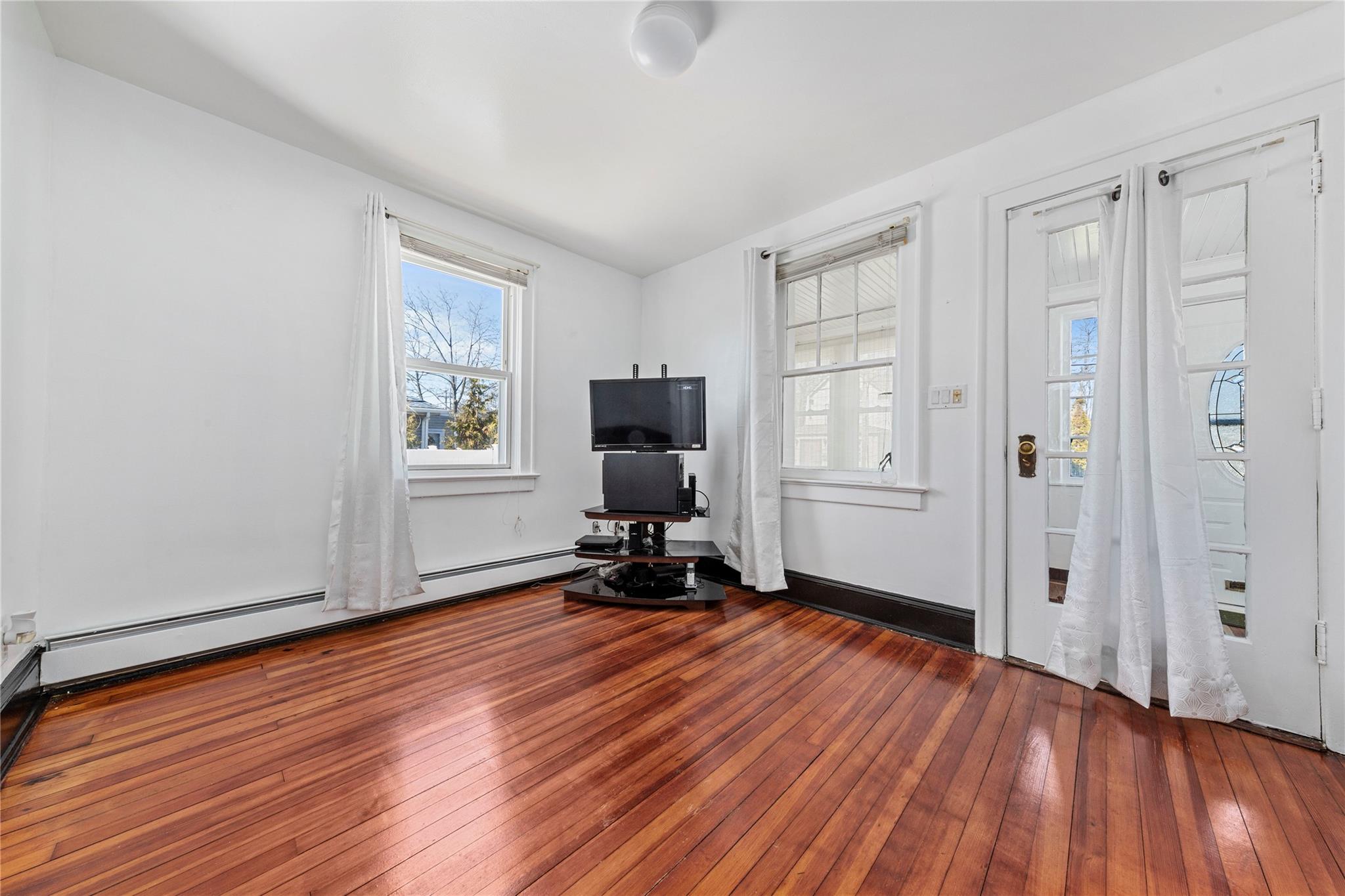 20 E Greenwich Avenue, Roosevelt, New York image 4