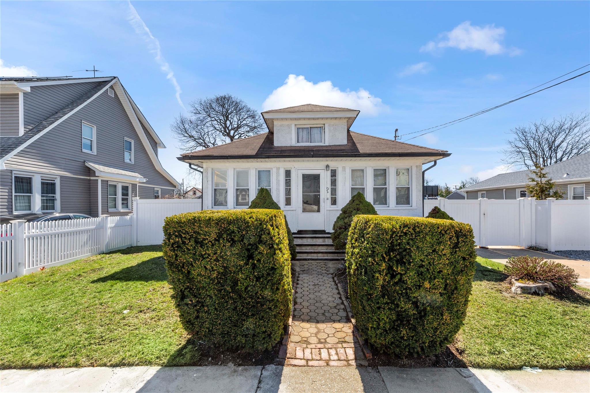 20 E Greenwich Avenue, Roosevelt, New York image 1