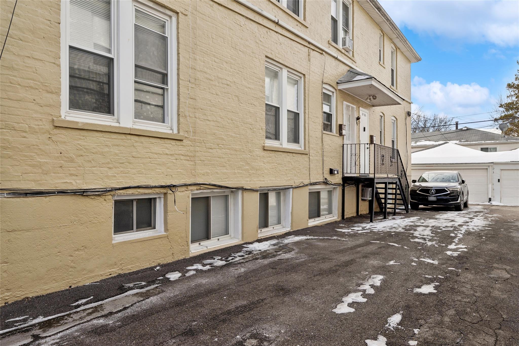 39-10 201 Street