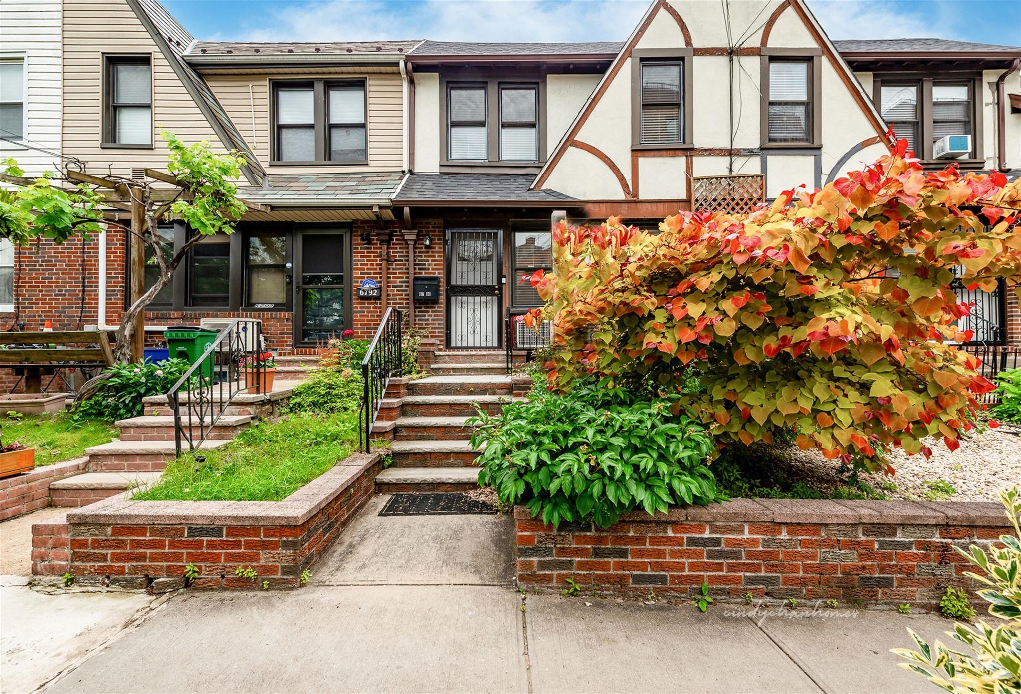 Clyde Street, Forest Hills, Queens, NY - 3 Bedrooms  
3 Bathrooms  
10 Rooms - 