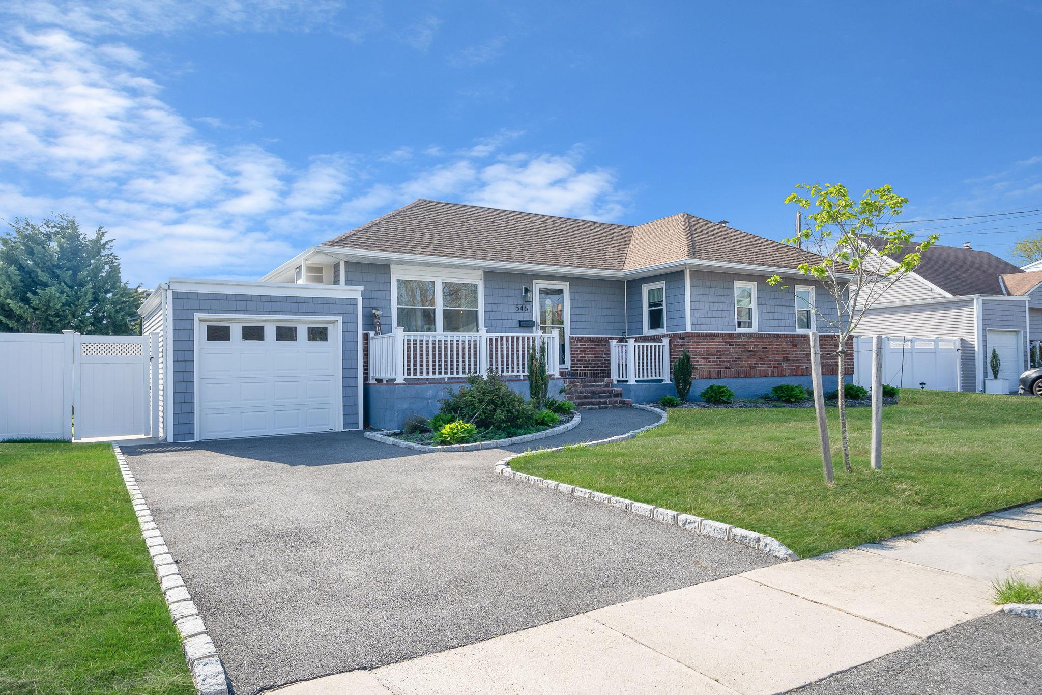 546 S Chicot Avenue, West Islip, New York image 2