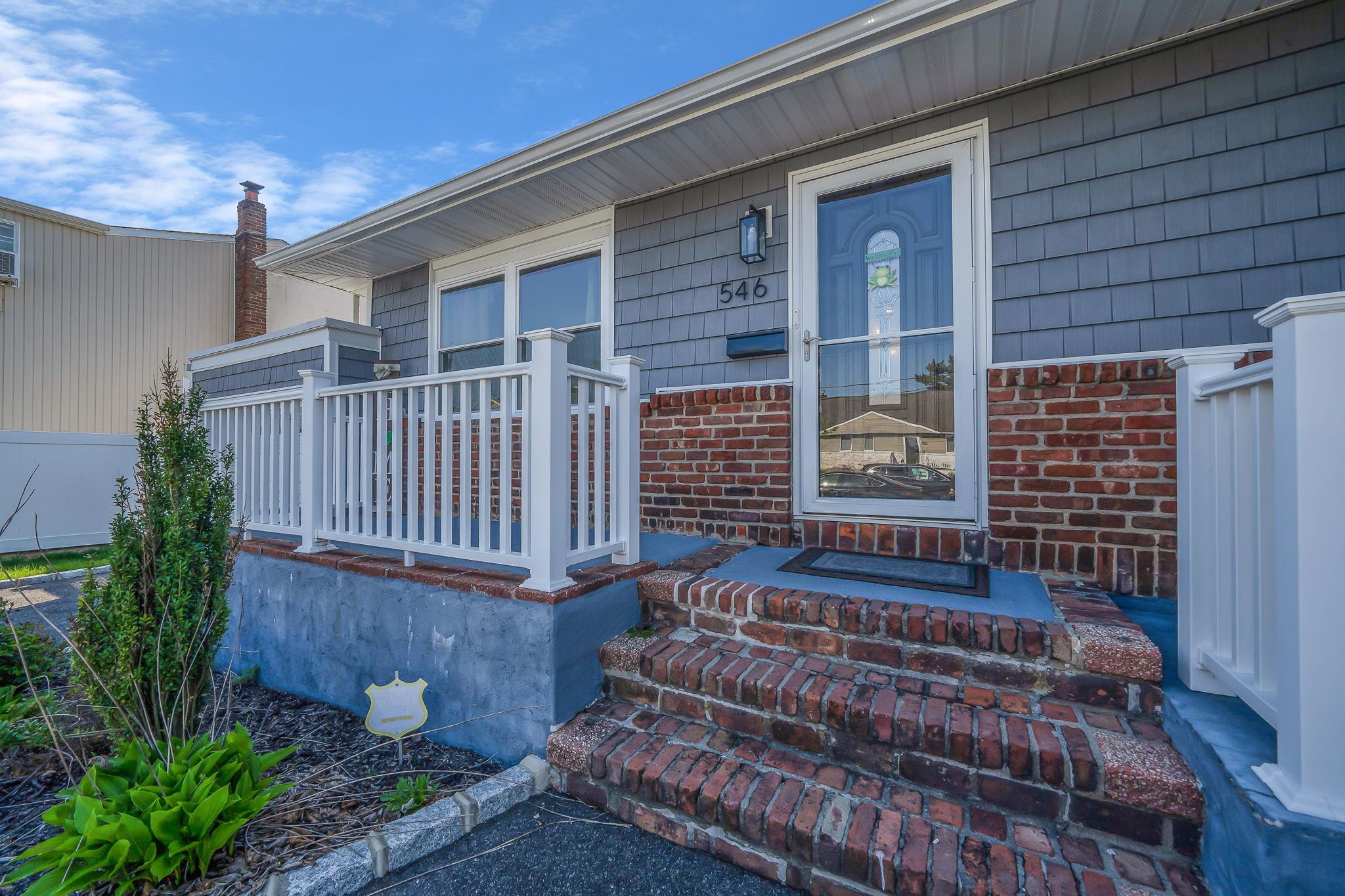 546 S Chicot Avenue, West Islip, New York image 27