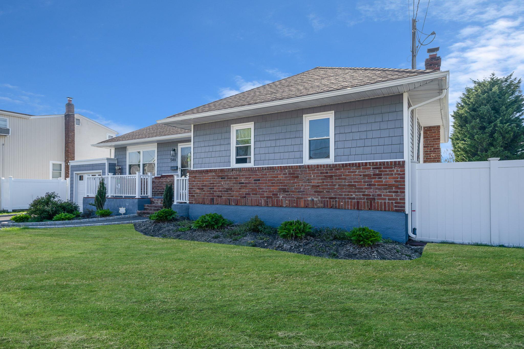 546 S Chicot Avenue, West Islip, New York image 3
