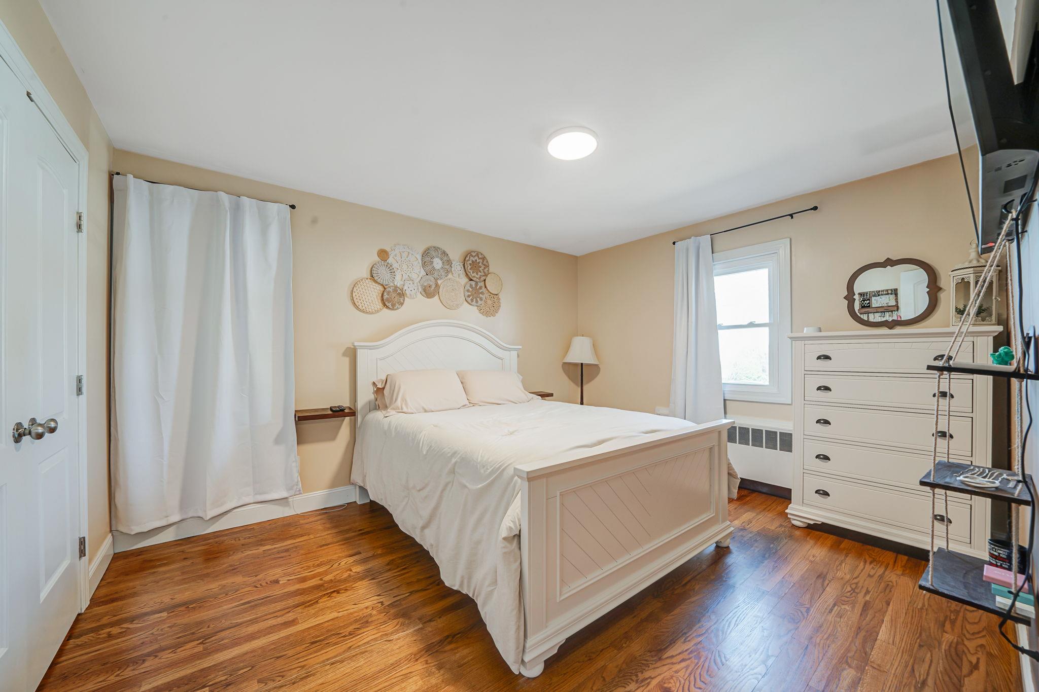 546 S Chicot Avenue, West Islip, New York image 16