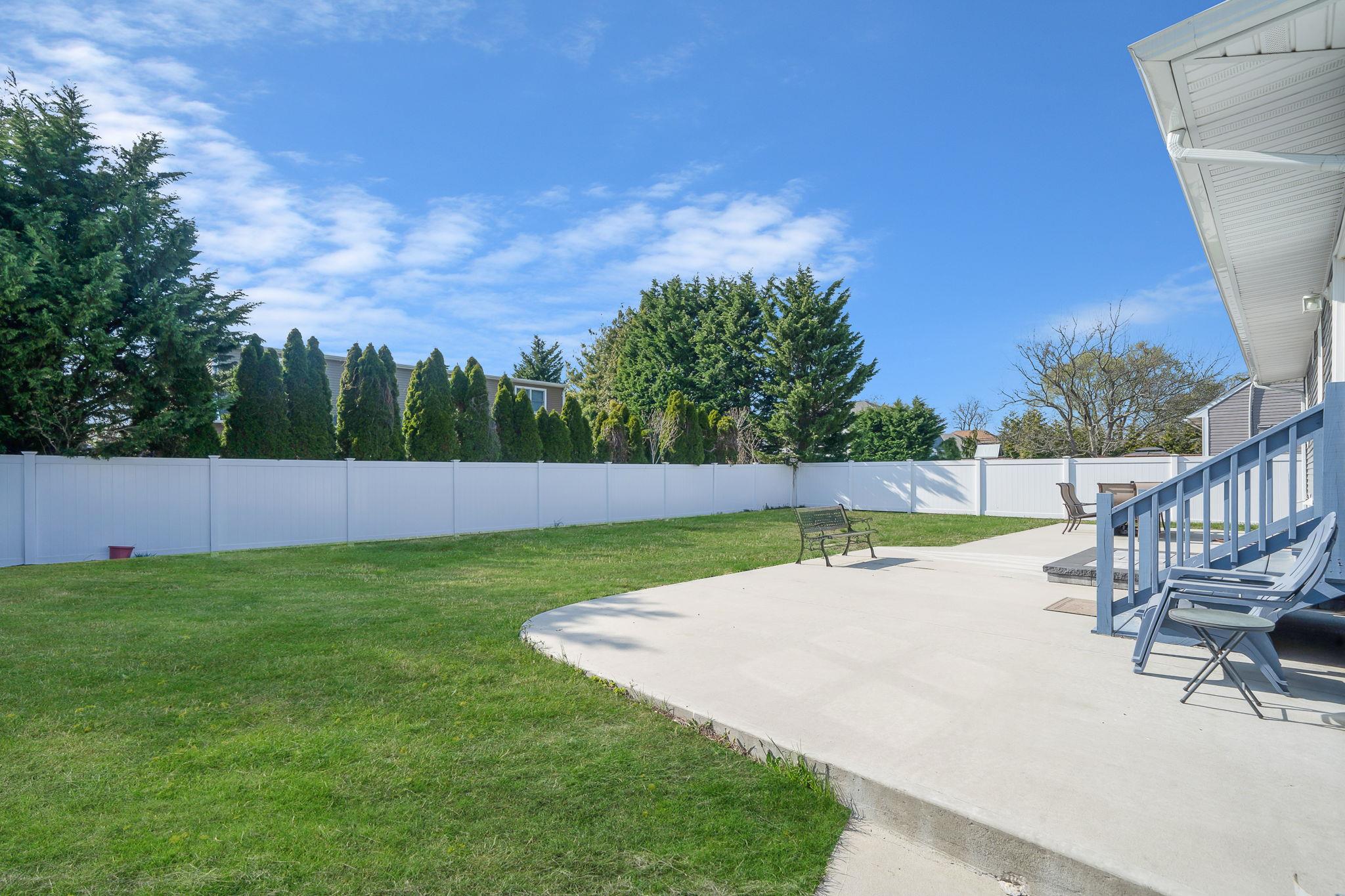 546 S Chicot Avenue, West Islip, New York image 4