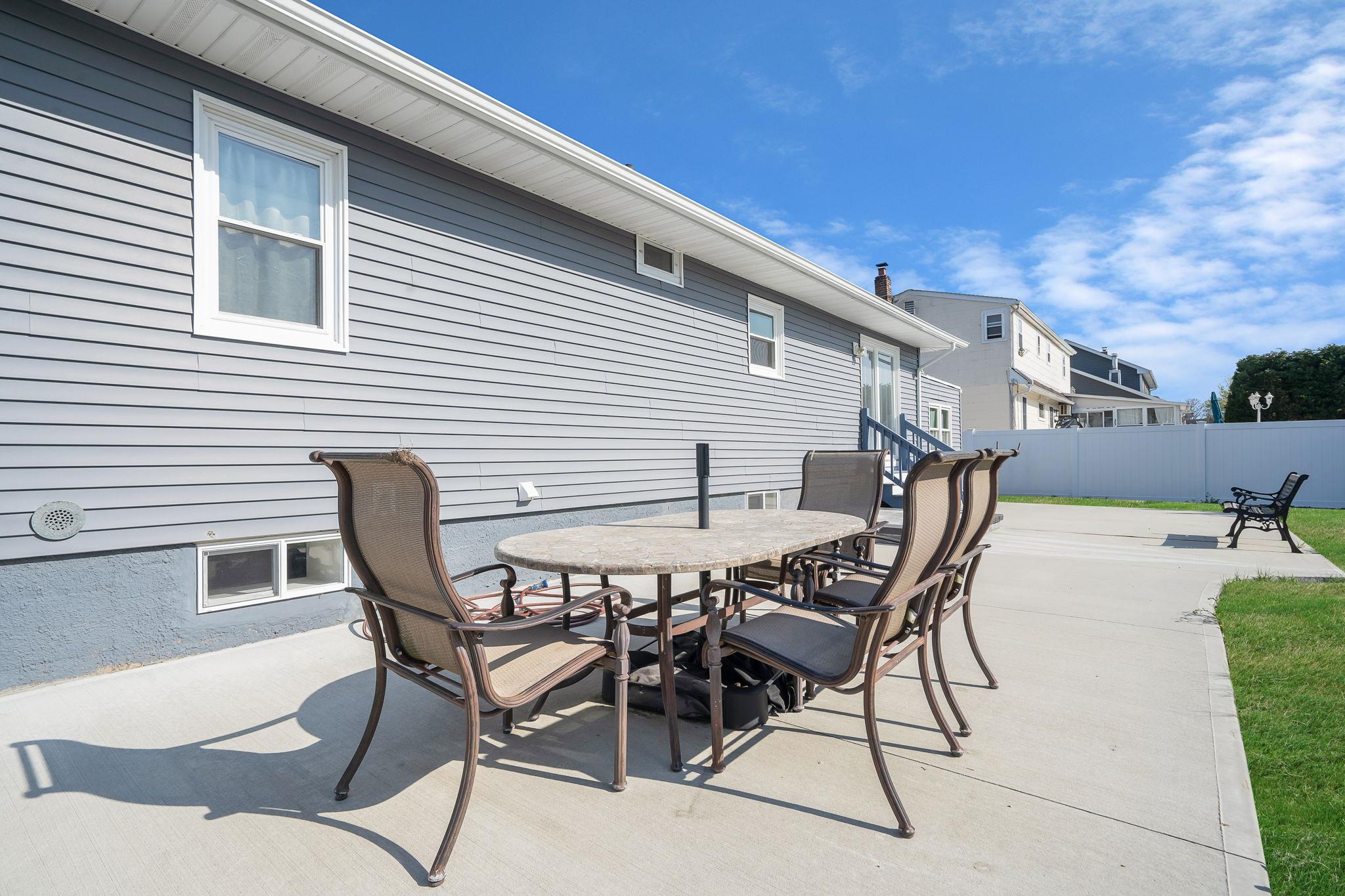 546 S Chicot Avenue, West Islip, New York image 6