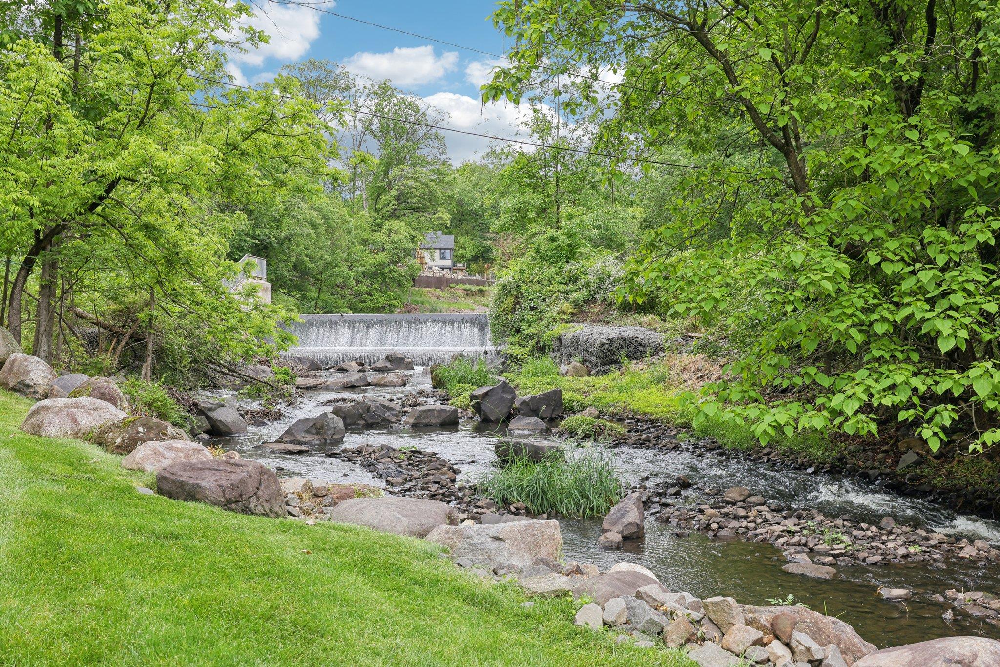 306 Old Mill Road, Valley Cottage, New York image 2