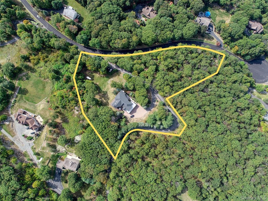 Photo of 12 Parks Wood Drive, Cornwall, NY 12518 (MLS # 1003280)