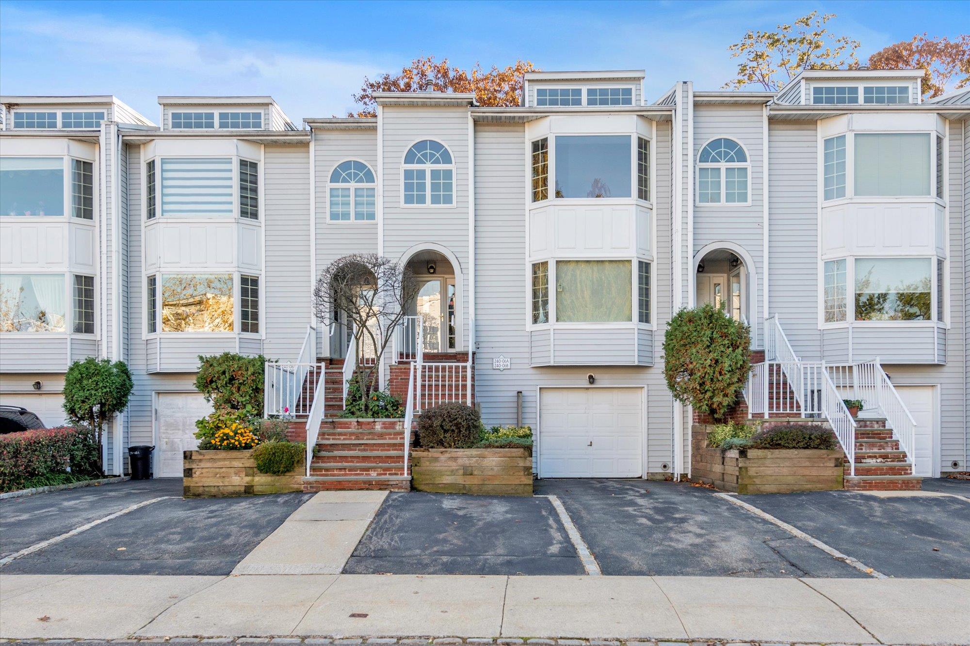 Property for Sale at Oak Park Drive, Douglaston, Queens, NY - Bedrooms: 2 
Bathrooms: 2 
Rooms: 5  - $748,000