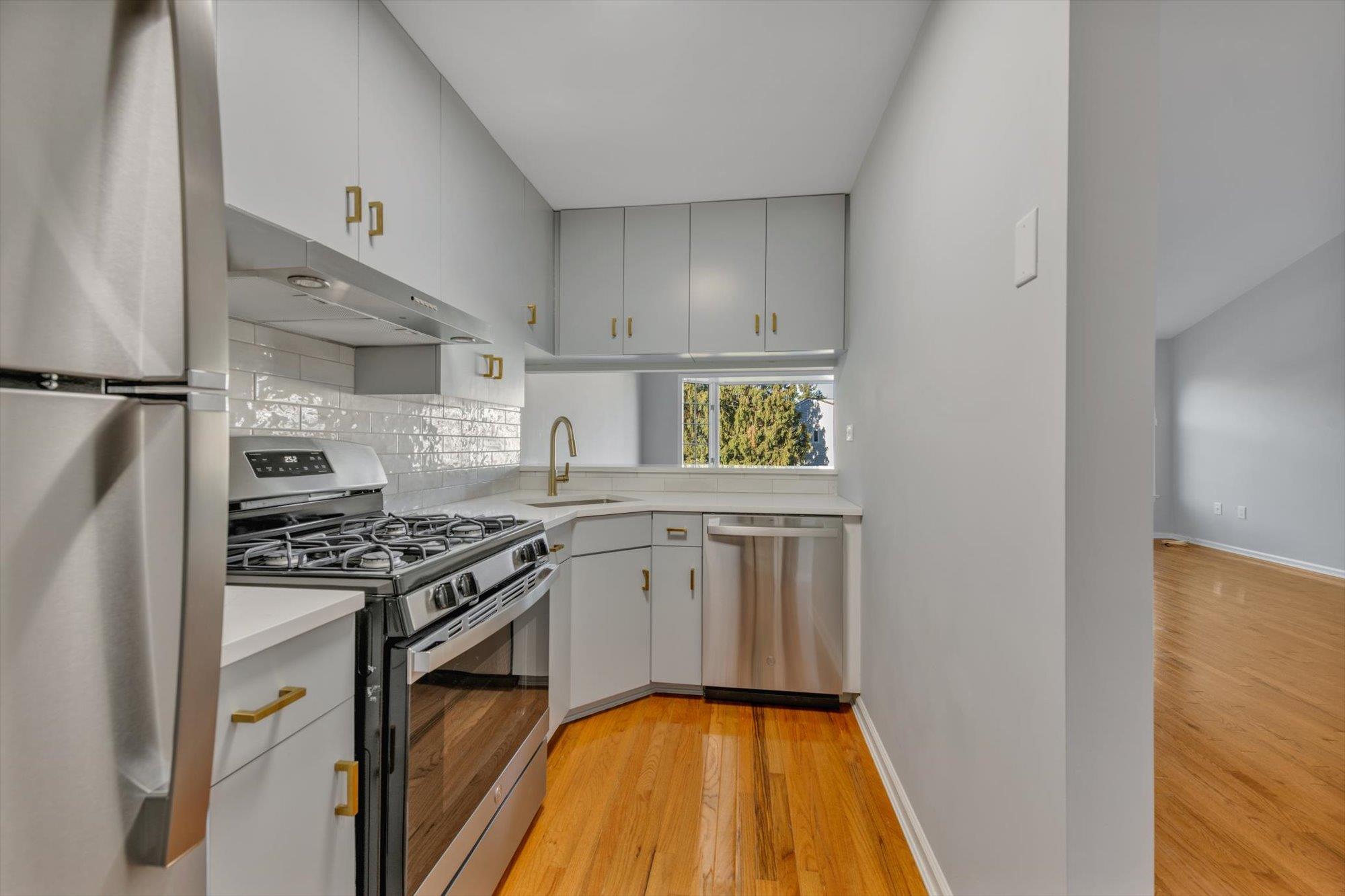 240-06B Oak Park Drive, Douglaston, New York image 9