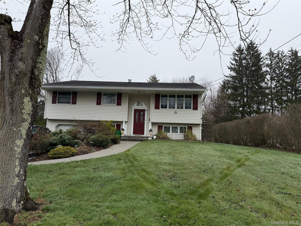 Photo of 21 Kreuz Drive, West Nyack, NY 10994 (MLS # 986882)