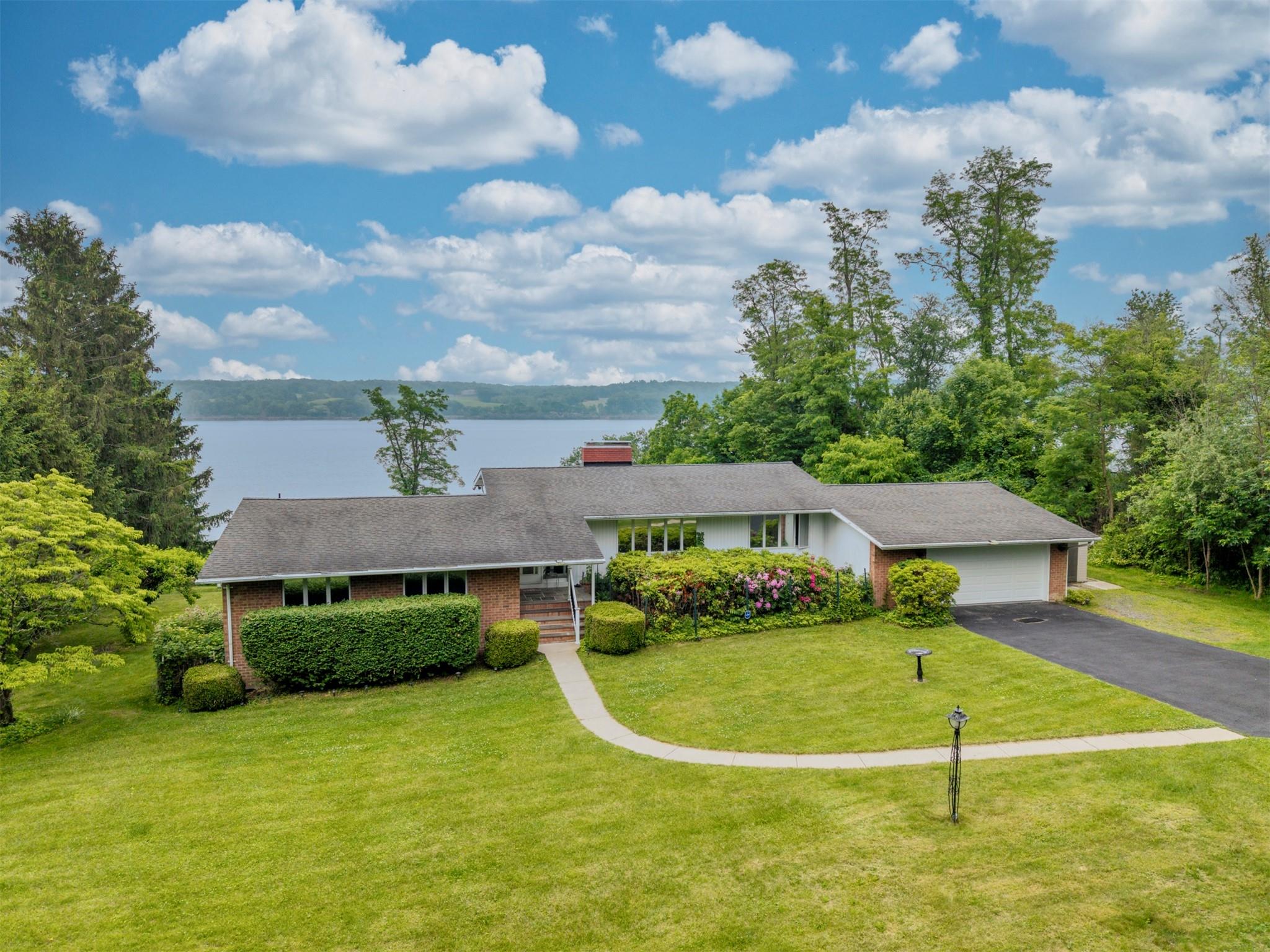 Riverview Terrace, Kingston, New York - 3 Bedrooms  
3 Bathrooms  
10 Rooms - 
