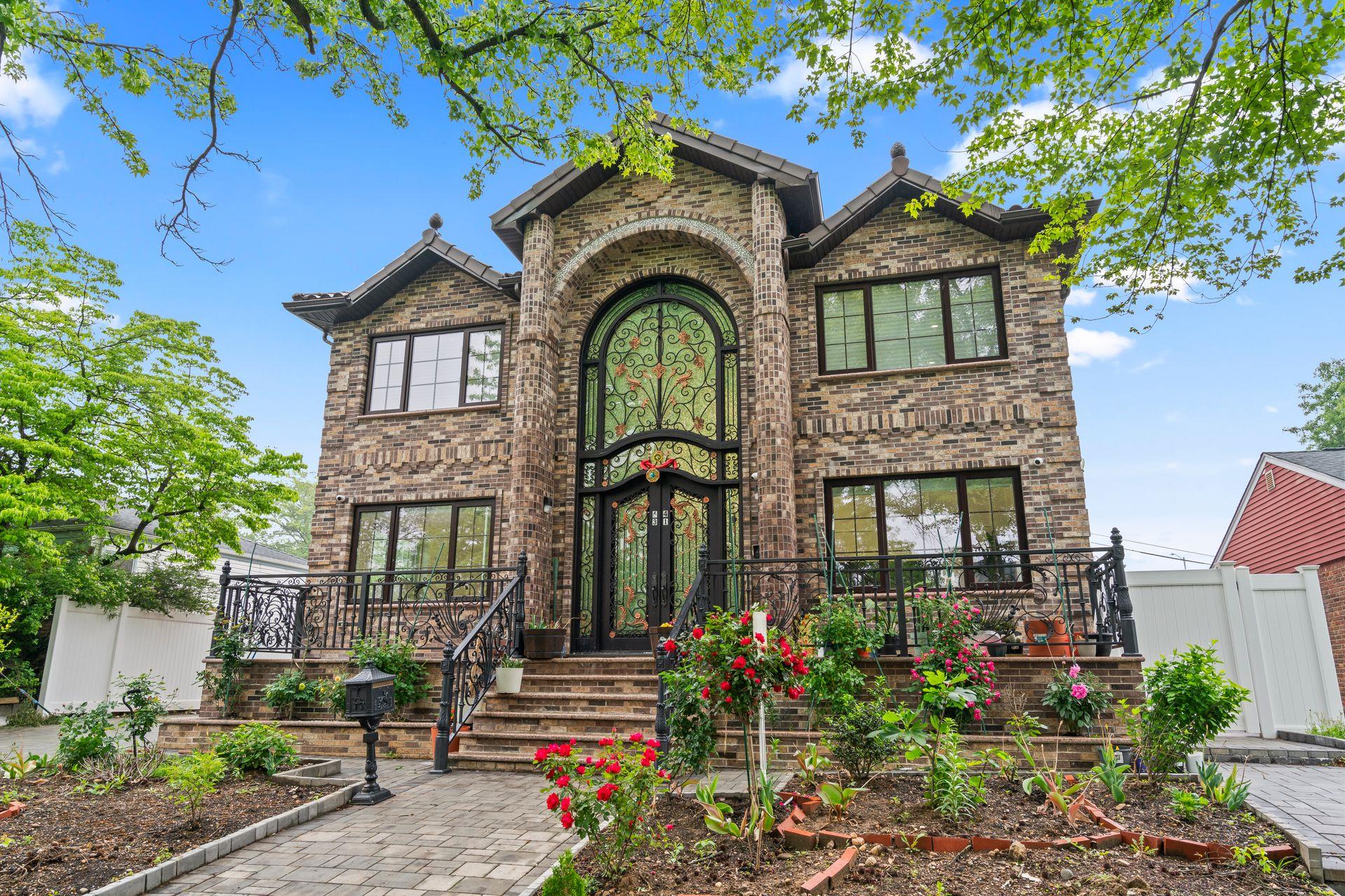 252nd Street St, Little Neck, Queens, NY - 4 Bedrooms  
5 Bathrooms  
9 Rooms - 