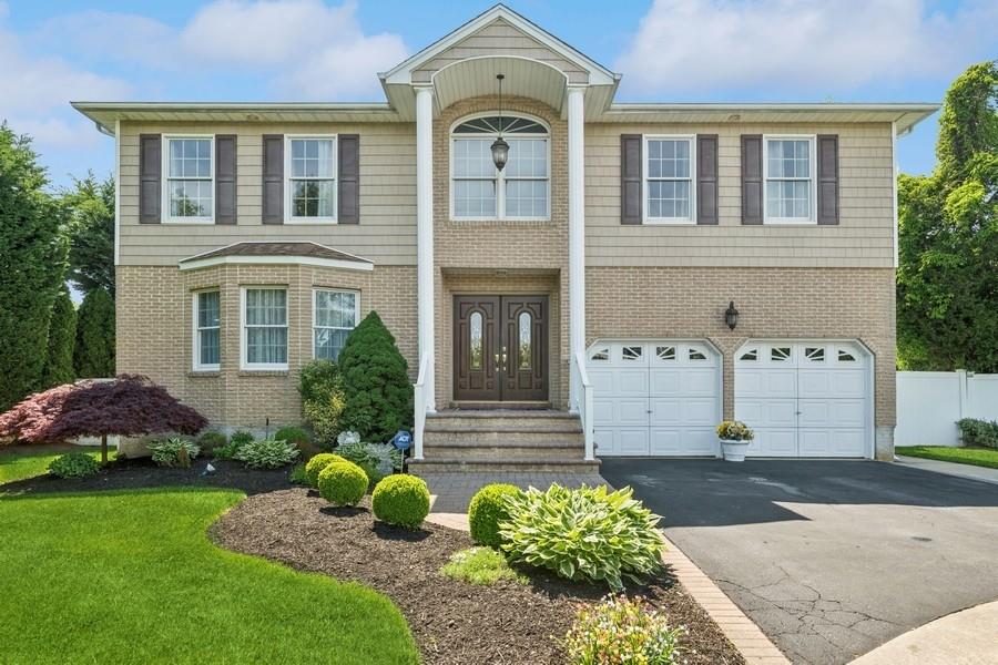 2062 Washington Avenue, Seaford, New York image 1