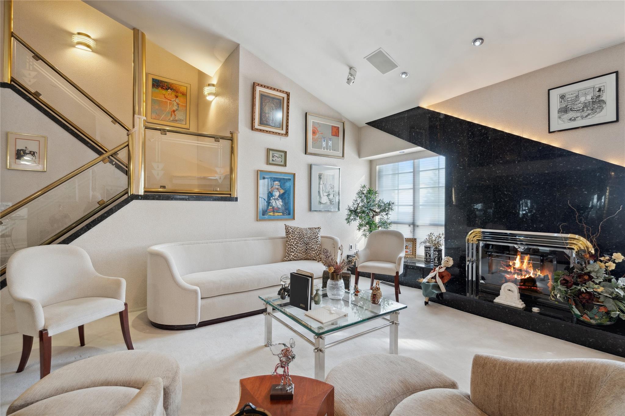97 Crows Nest Ct, Manhasset, New York image 2