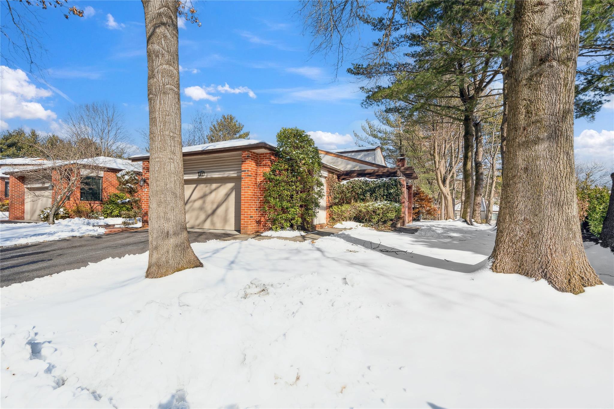97 Crows Nest Ct, Manhasset, New York image 1