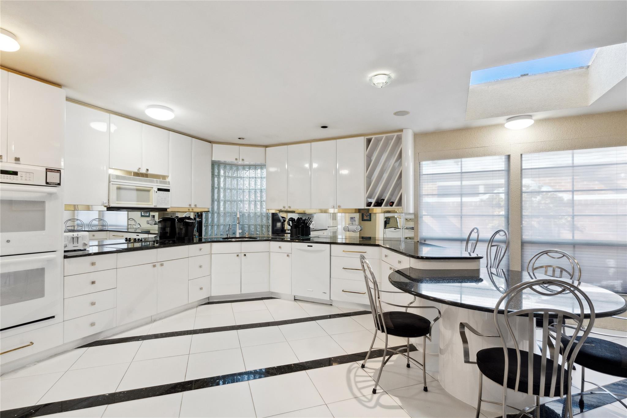 97 Crows Nest Ct, Manhasset, New York image 5