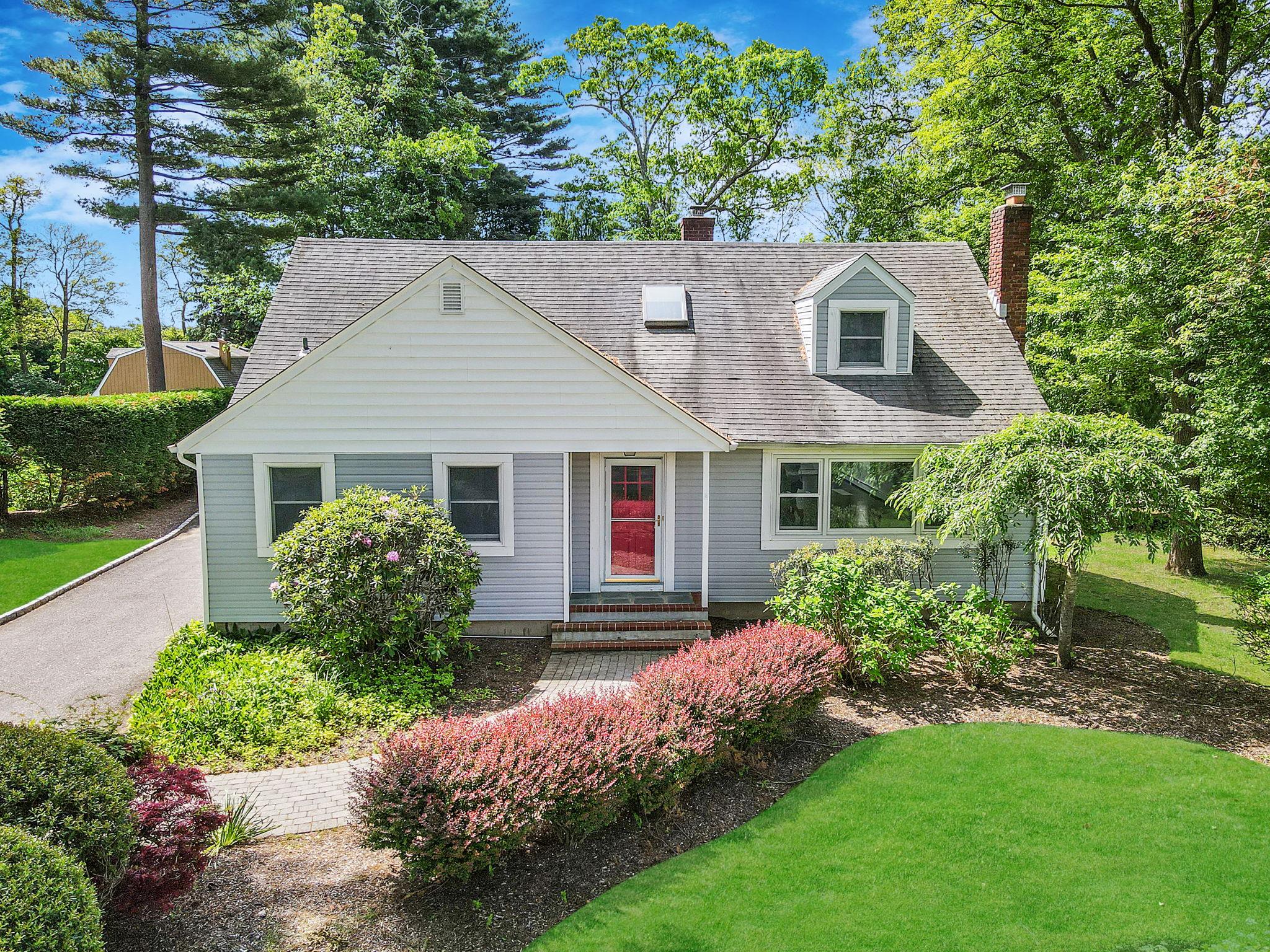 Clearbrook Drive, Smithtown, Hamptons, NY - 5 Bedrooms  
2 Bathrooms - 