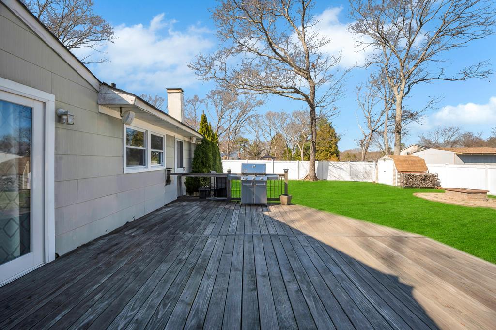 27 Wycomb Place, Coram, New York image 30