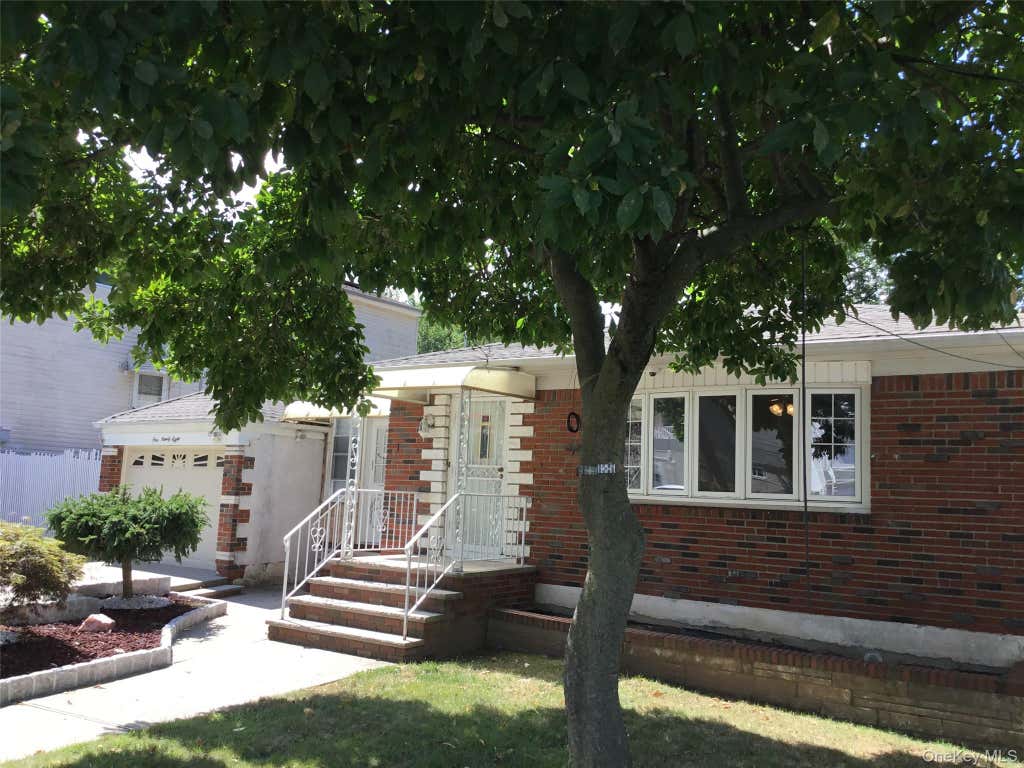 Photo of 198 Clermont Pl PL, Staten Island, NY 10314 (MLS # 1013363)