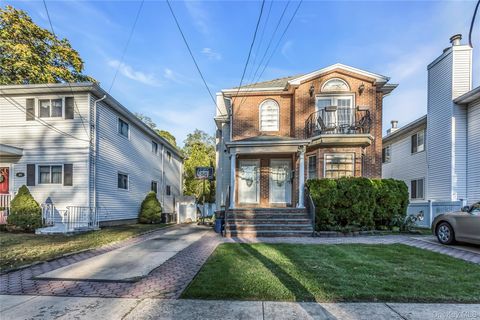 Photo of 78 Edgewood Road, Port Washington, NY 11050 (MLS # 924853)