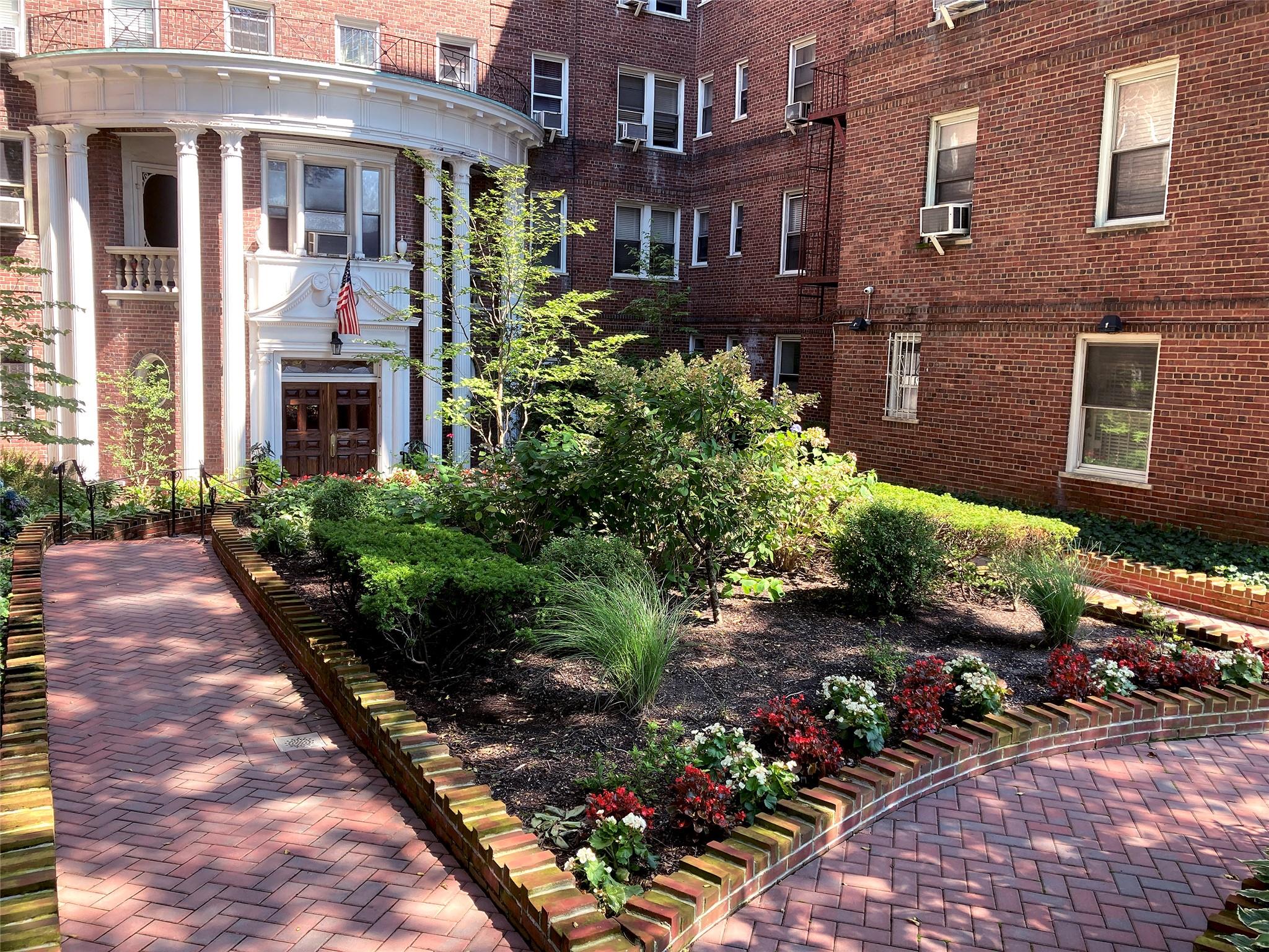 Property for Sale at 84th Avenue 104, Kew Gardens, Queens, NY - Bedrooms: 2 
Bathrooms: 2 
Rooms: 7  - $479,000