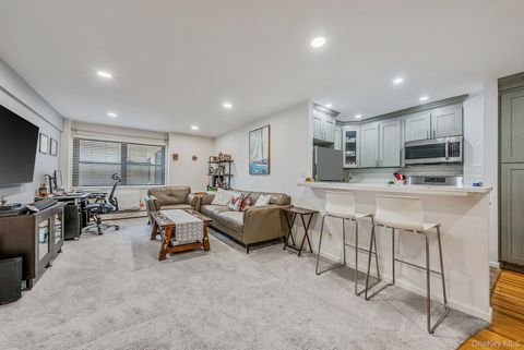 Homes For Sale - 25 Park Place #2L<br/> Great Neck, NY 11021