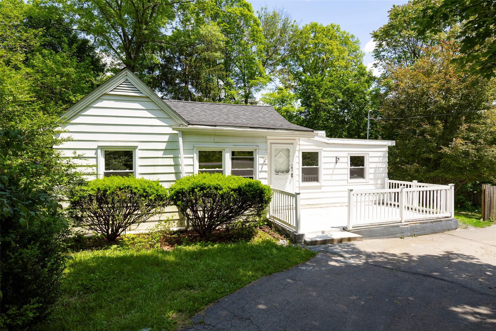 Rental Property at Vassar Road, Poughkeepsie, New York - Bedrooms: 3 
Bathrooms: 1 
Rooms: 6  - $2,600 MO.