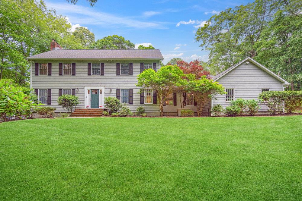 Property for Sale at Broad Path, Lloyd Harbor, Hamptons, NY - Bedrooms: 4 
Bathrooms: 5  - $1,899,000