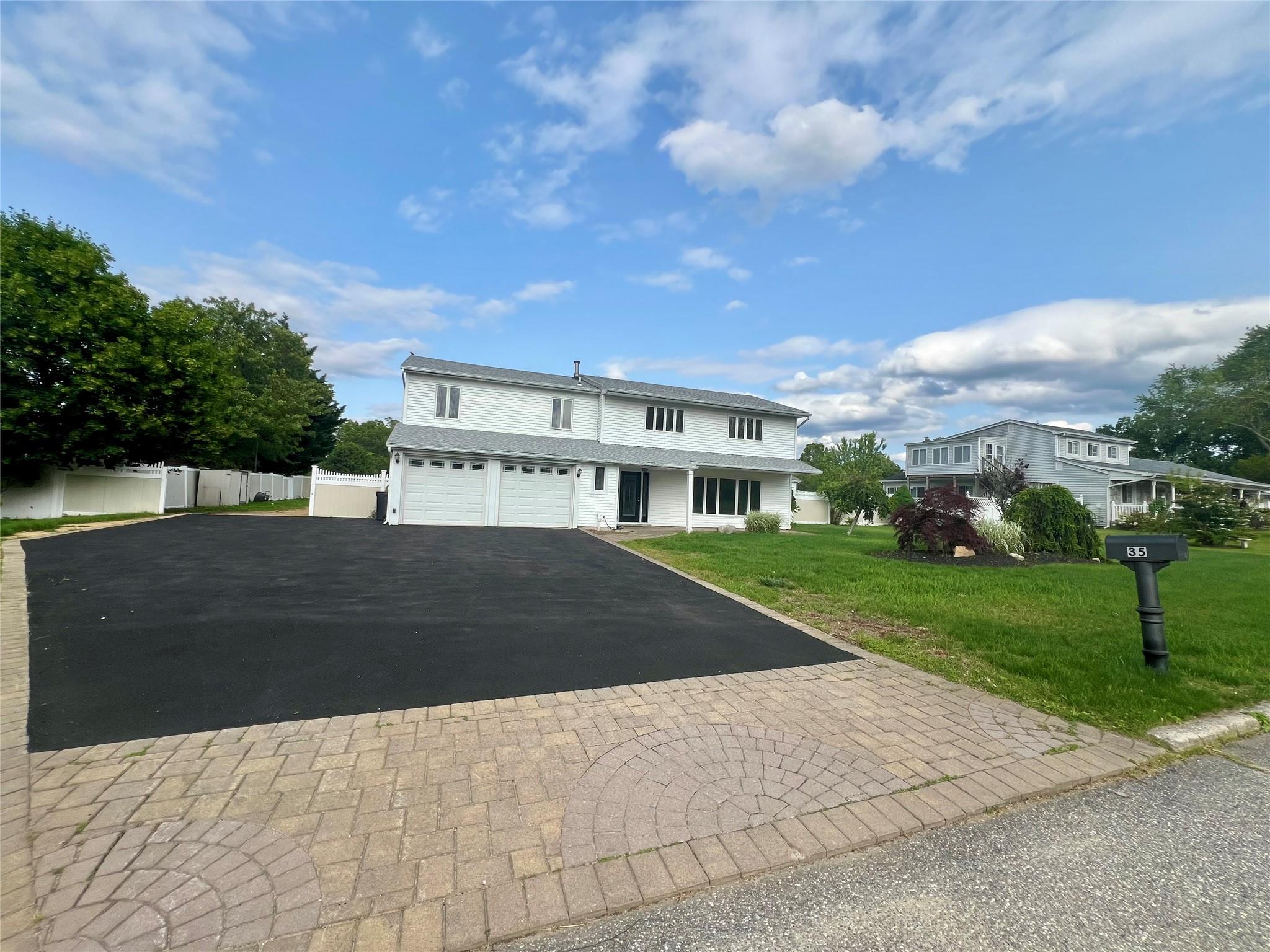 35 Thomas Street, Coram, New York image 3